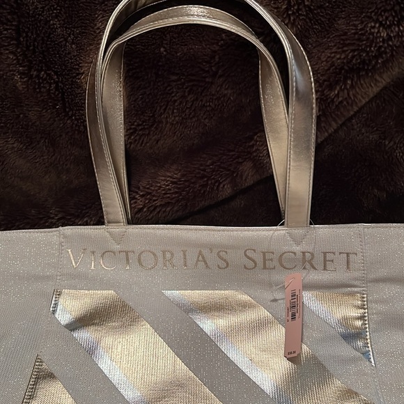 NWT ❤️Victoria’s Secret Cream and Gold Tote Bag. Never been used and PRETTY ❤️❤️ - Picture 7 of 8
